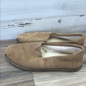 Tom's Brown/Tan Suede Leather Faux Fur Lined Slip On Shoes Size 8 Women’s EUC